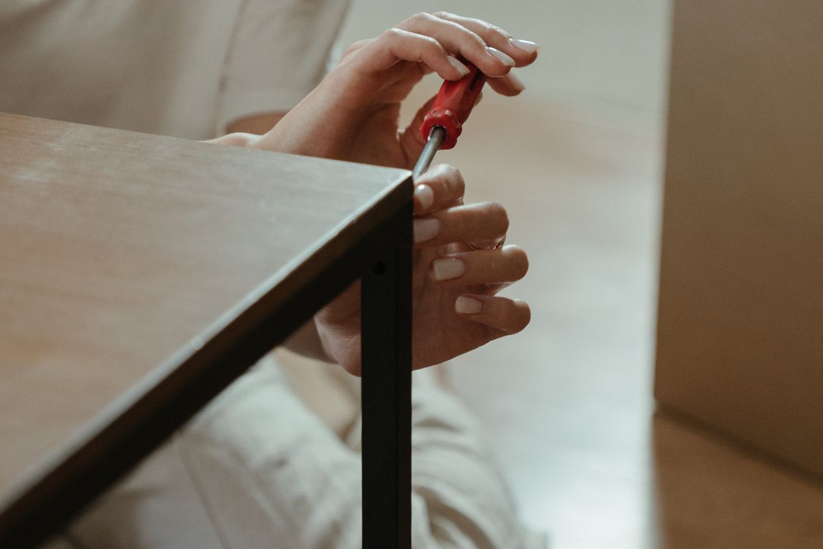 Assembling a table at home with a screwdriver