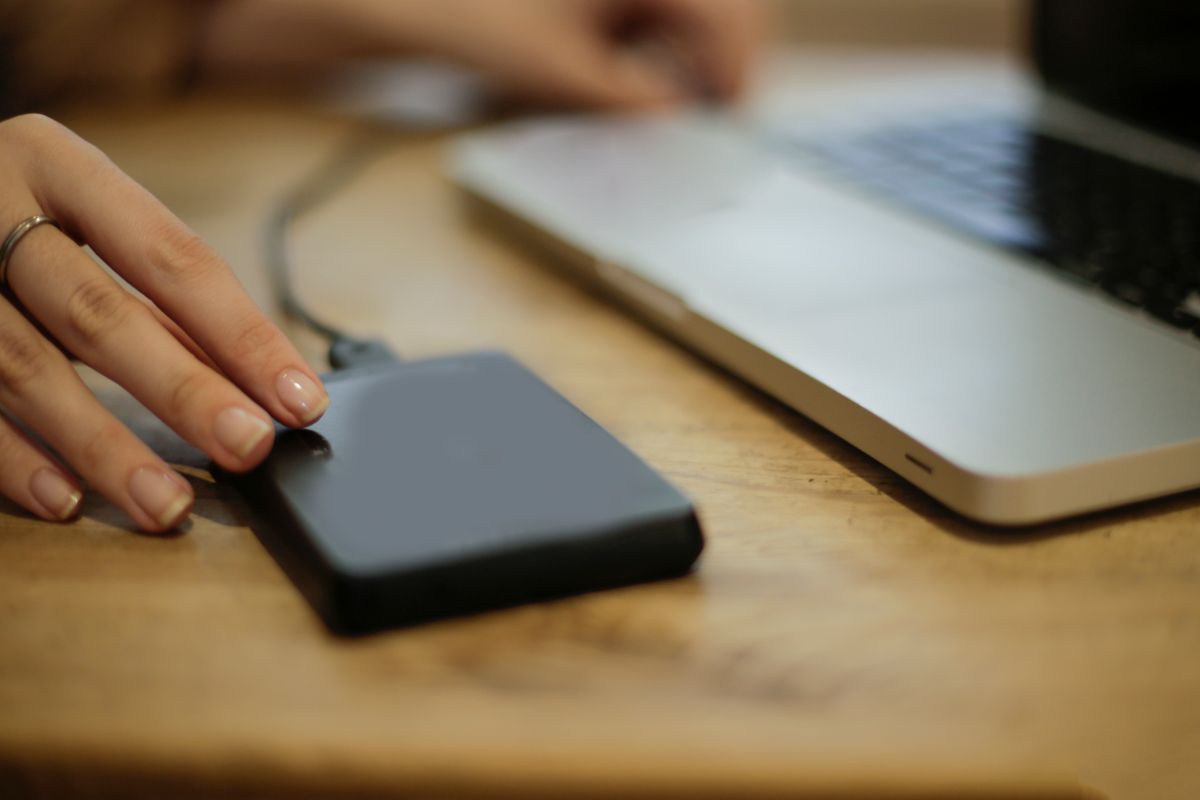 Connecting a portable drive to a laptop
